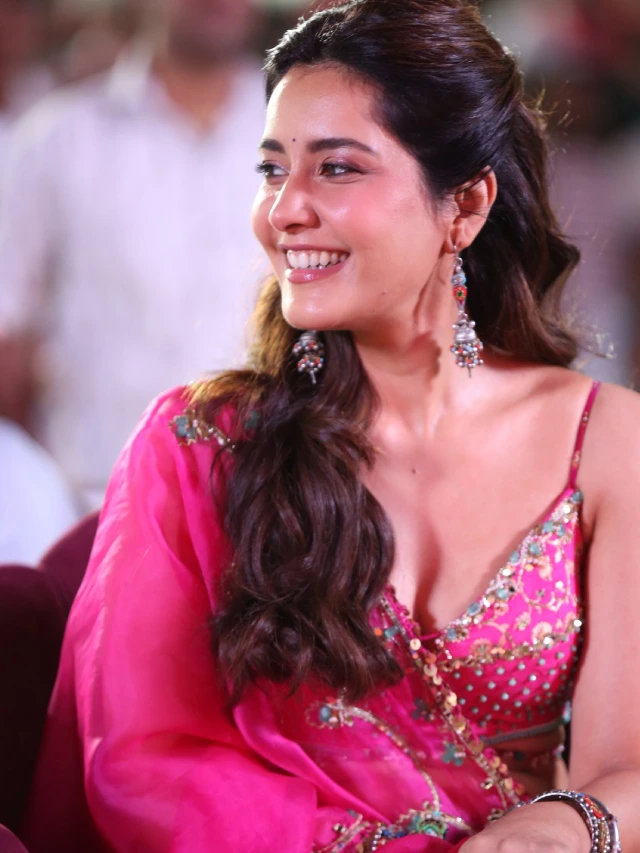 Raashii Khanna Stunning Looks in Ustaad Bhagat Singh Pre Release Event