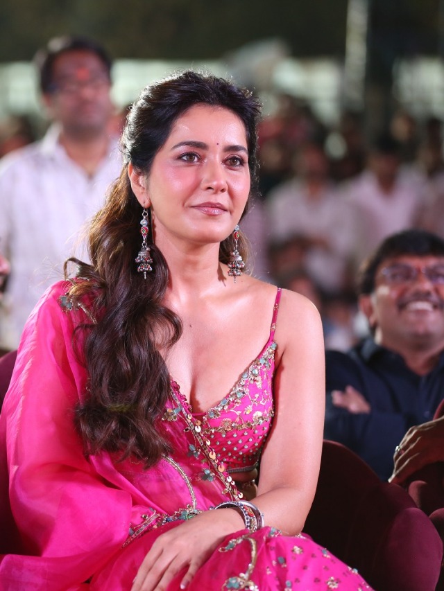 Raashii Khanna Stunning Looks in Ustaad Bhagat Singh Pre Release Event