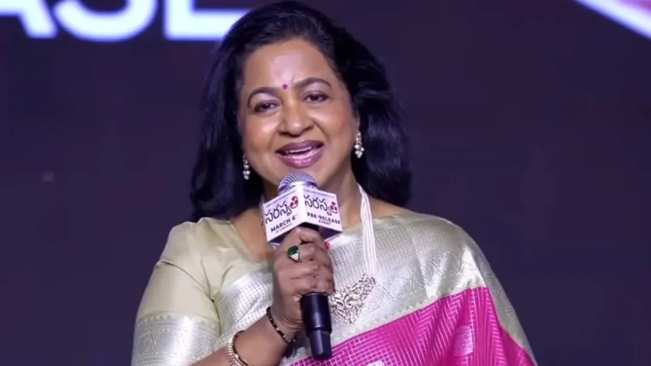 Radhika Sarathkumar : టికెట్ రేట్లపై మాట్లాడుతూ.. స్టార్ హీరోలకు గట్టి కౌంటర్ ఇచ్చిన రాధికా శరత్ కుమార్..