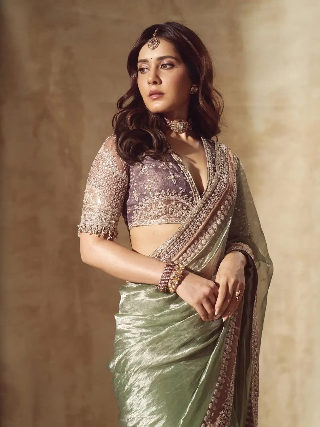 Rashi khanna latest stunning look viral