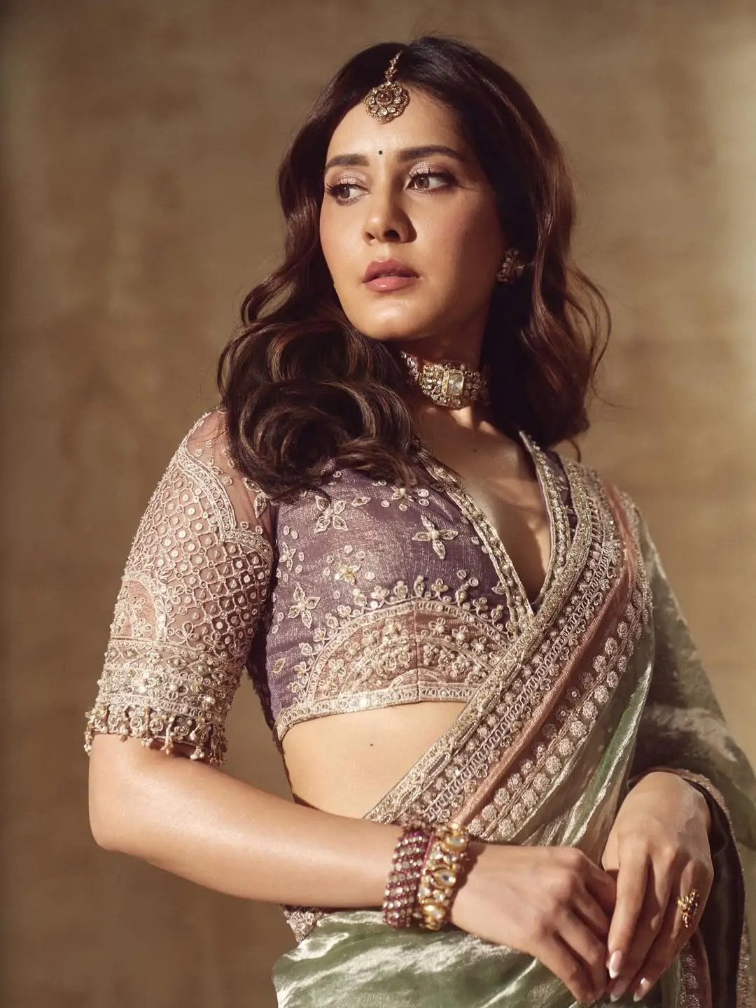 Rashi khanna latest stunning look viral