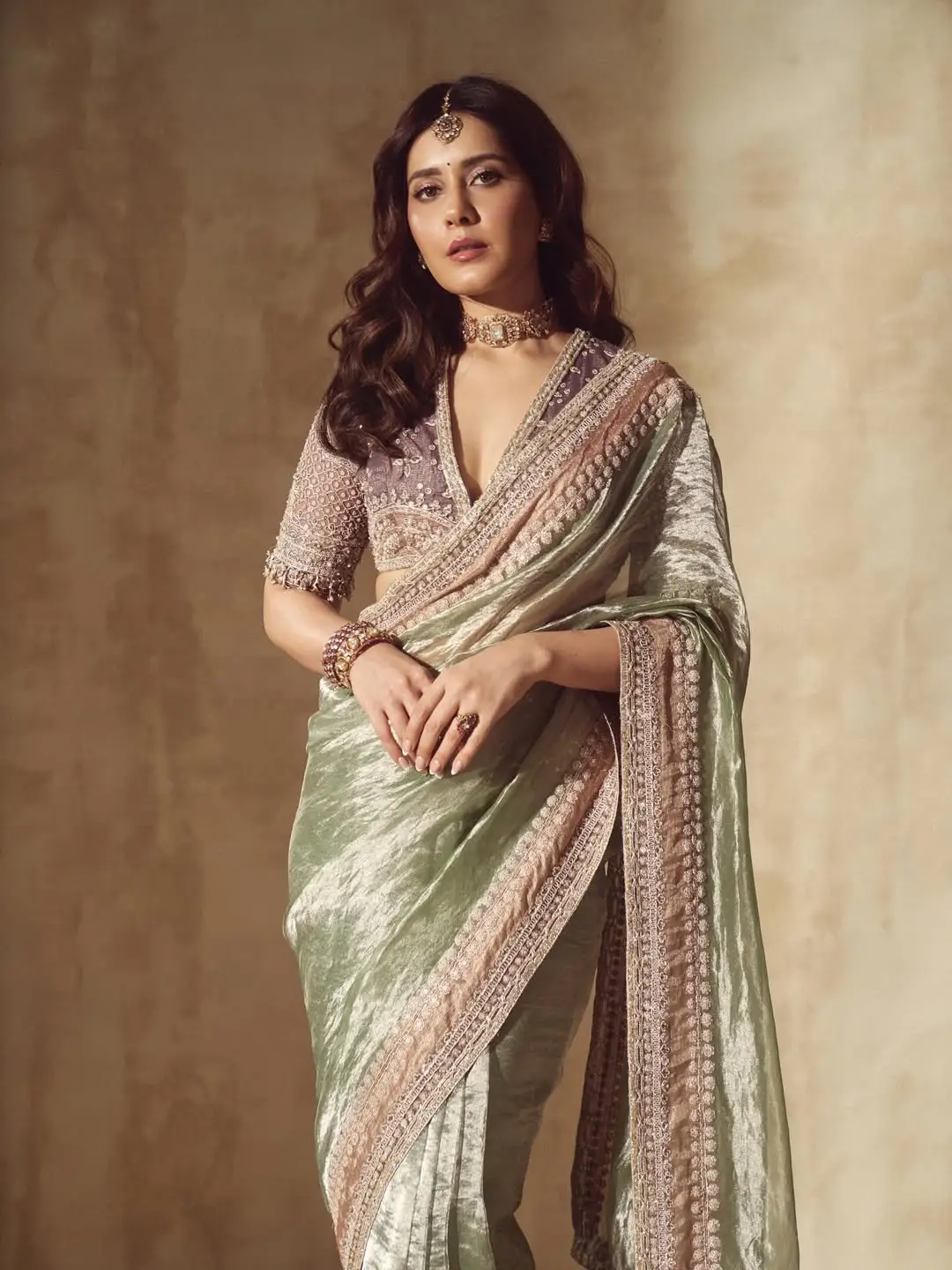 Rashi khanna latest stunning look viral