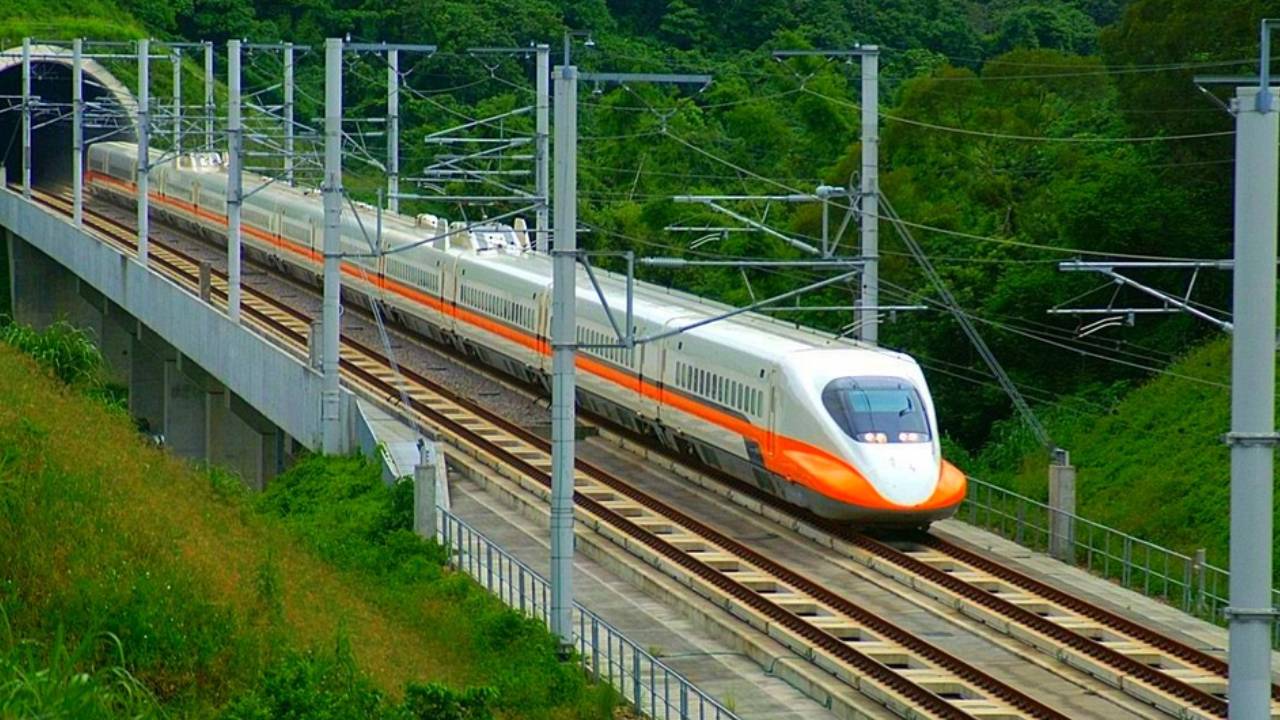 Semi Bullet Train : రూటు మారింది.. అమరావతికి గంటన్నరలోపే.. గ్రీన్‌ఫీల్డ్ హైవే పక్కనే సెమీ బుల్లెట్ ట్రైన్..