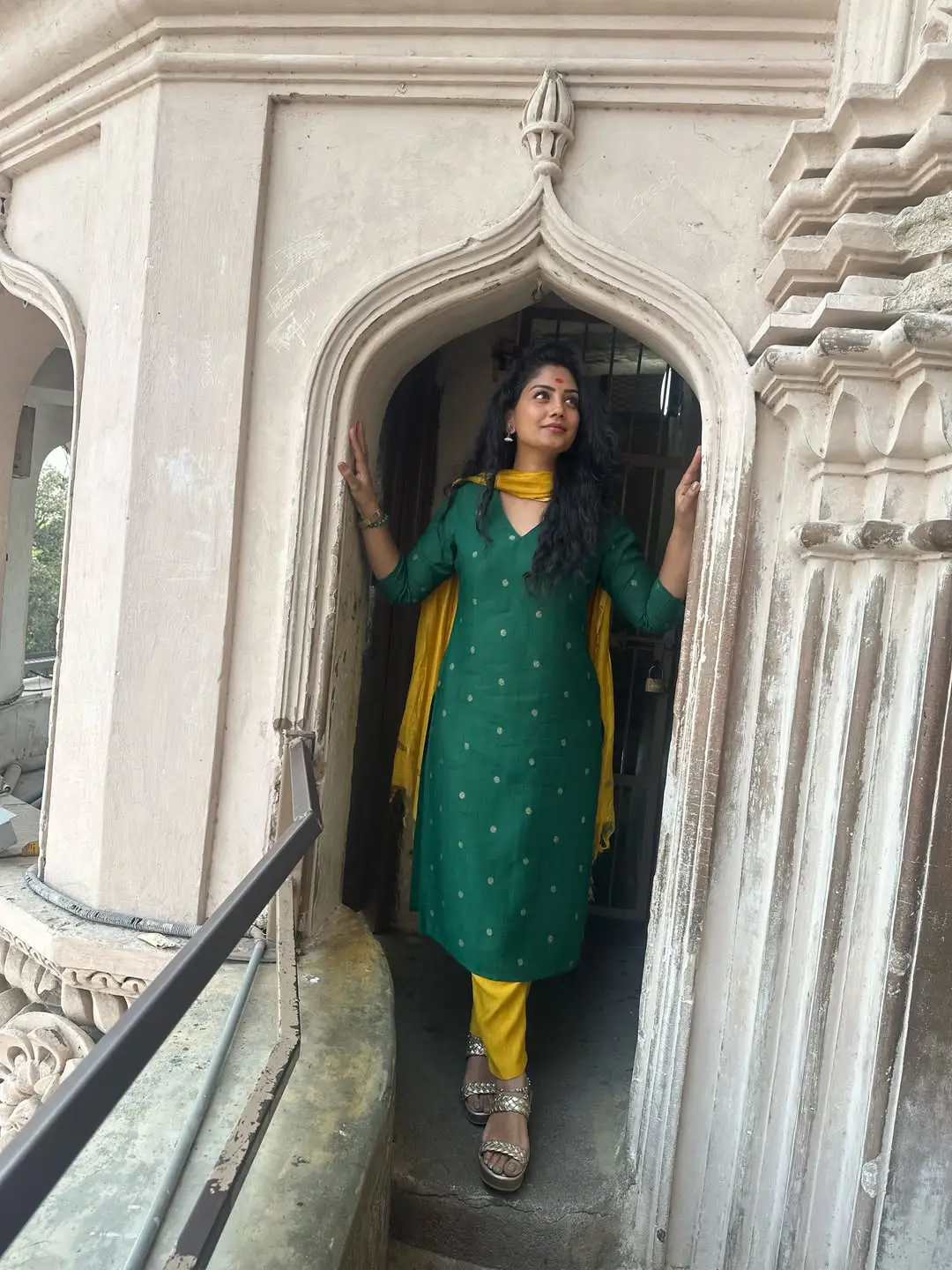 Serial Beauty Karuna Bhushan Visits Charminar