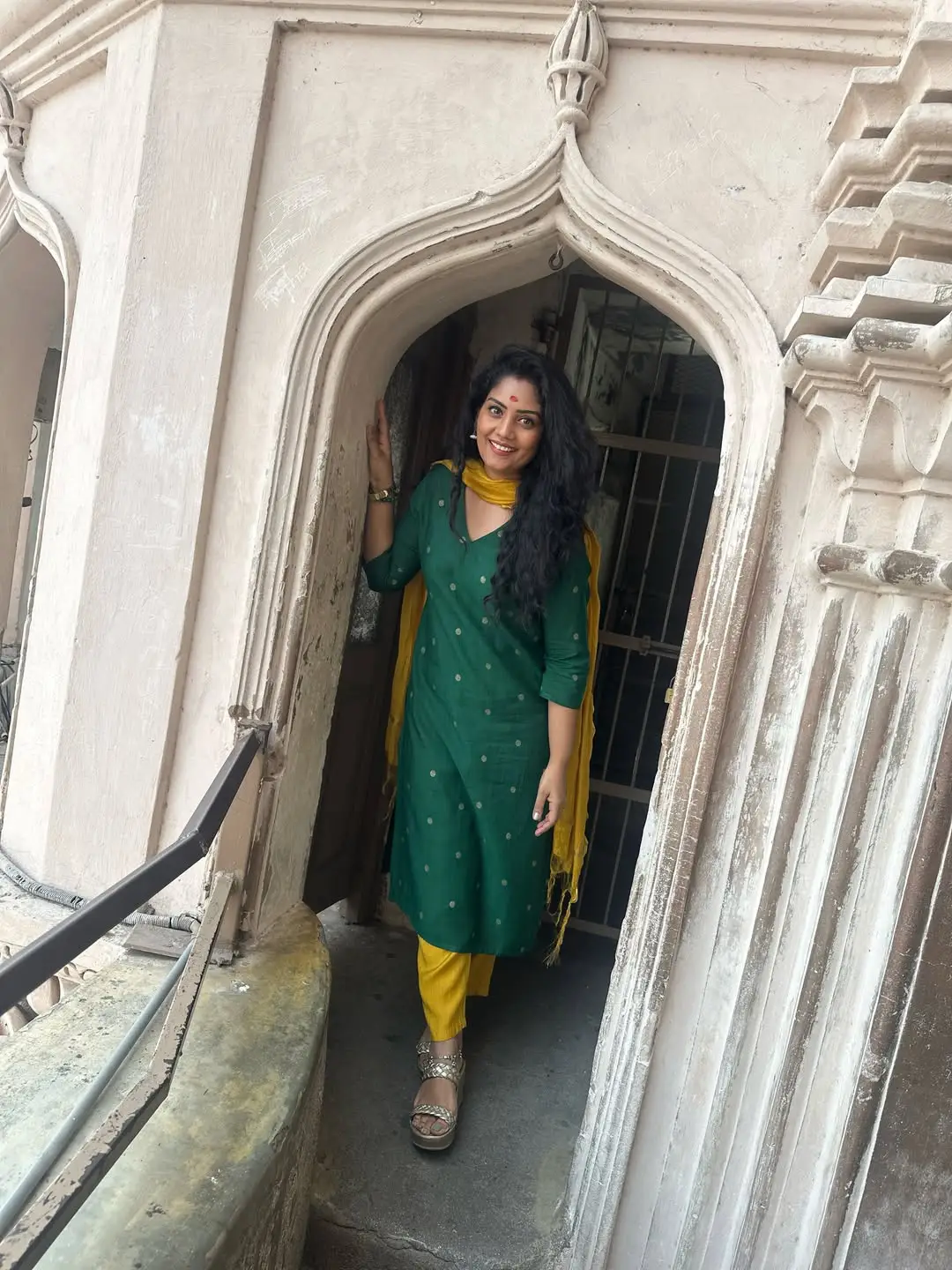Serial Beauty Karuna Bhushan Visits Charminar