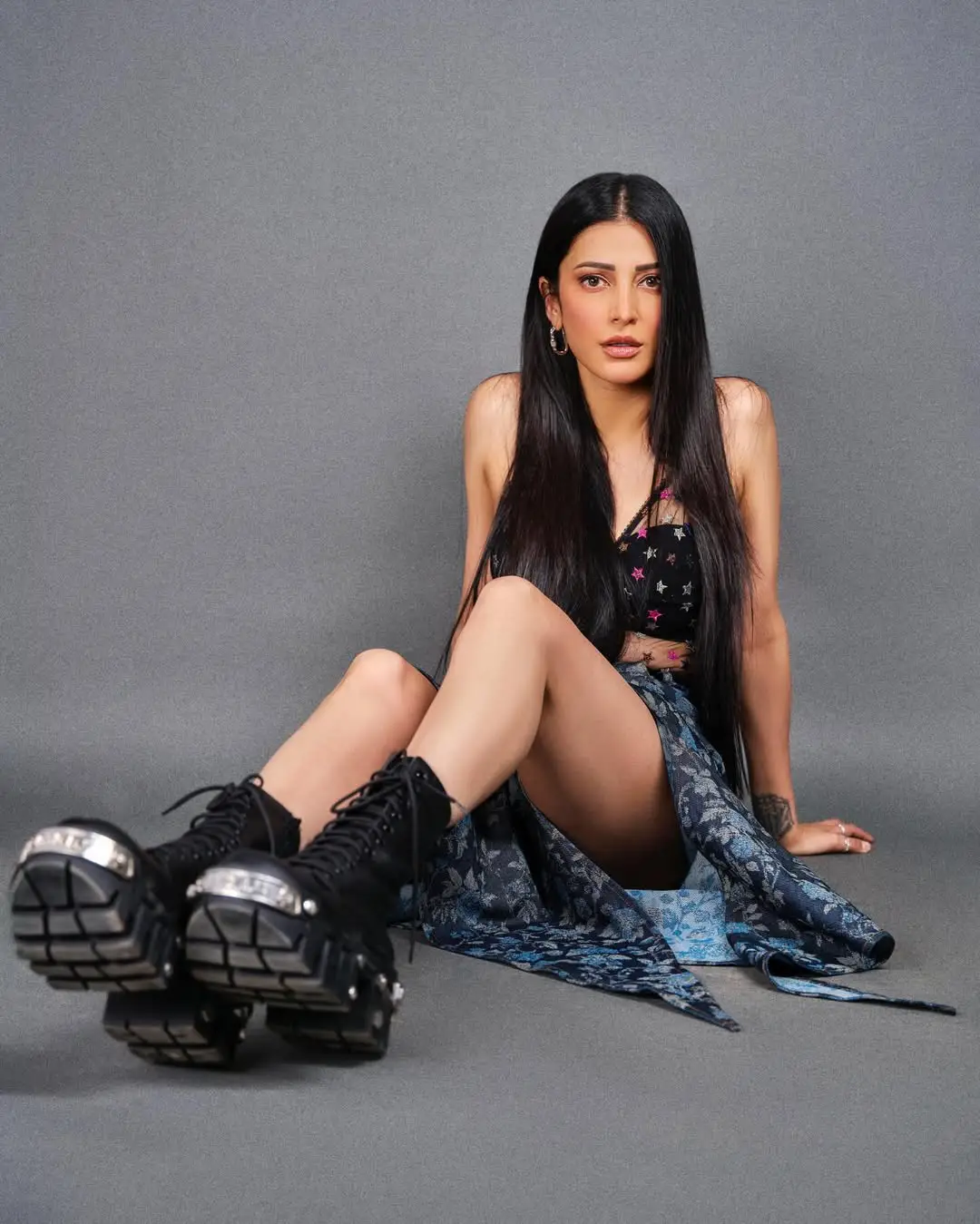 shruti haasan latest hot photoshoot