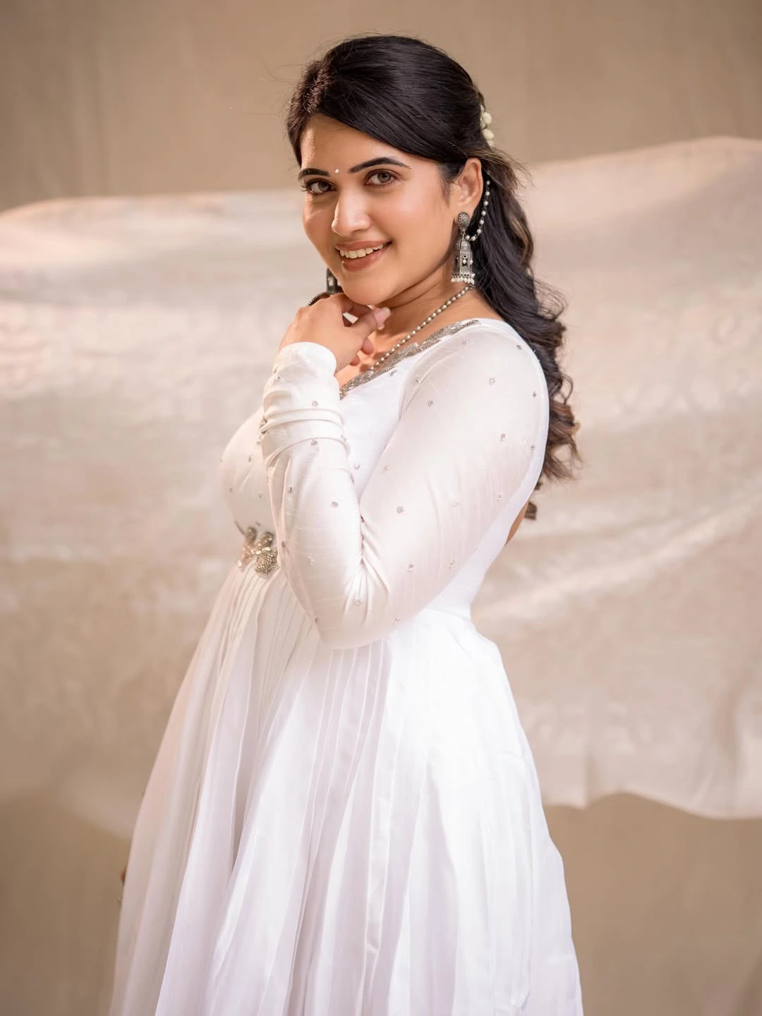 Anchor Sravanthi Chokarapu Stunning Looks in White Dress