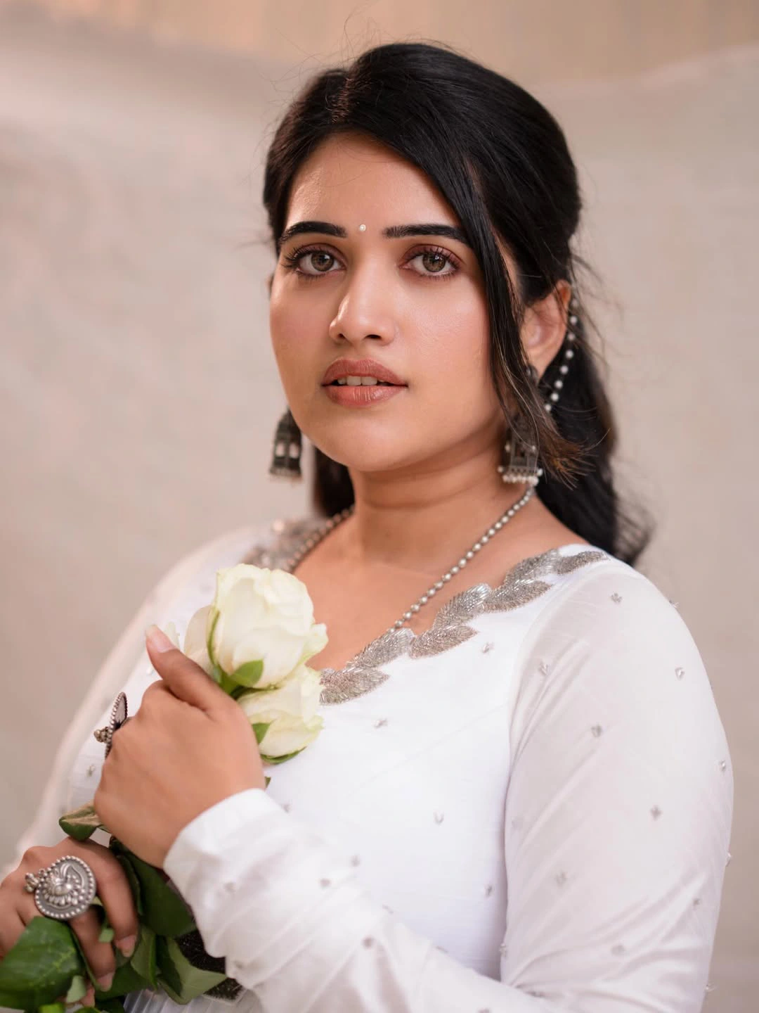 Anchor Sravanthi Chokarapu Stunning Looks in White Dress