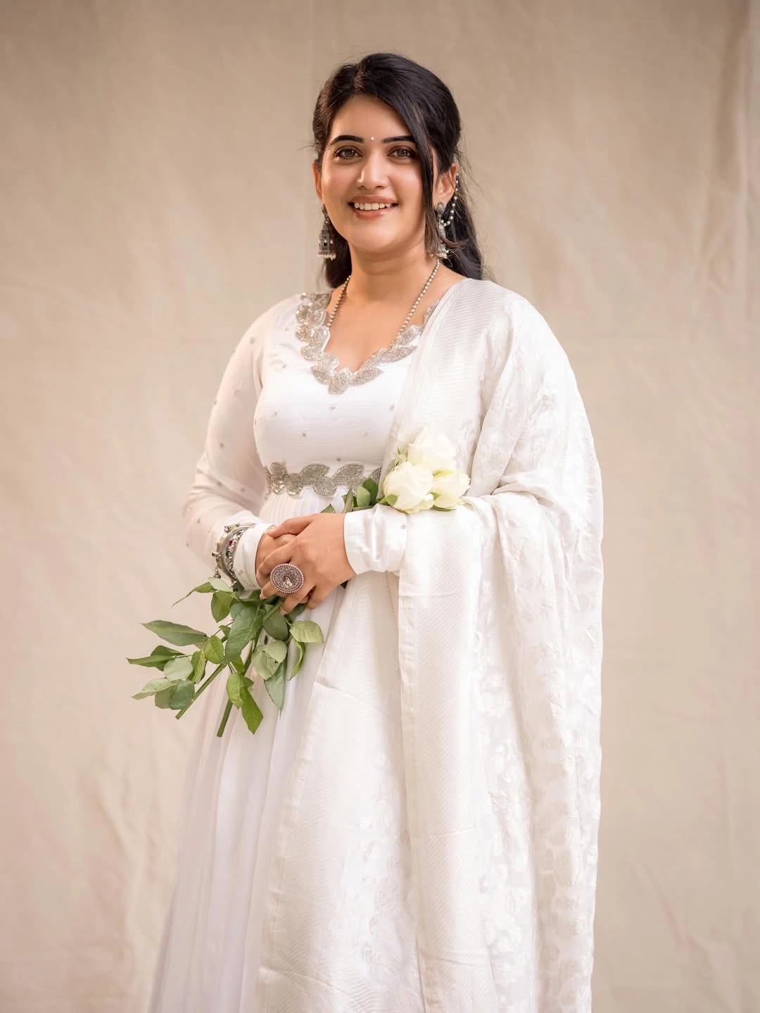 Anchor Sravanthi Chokarapu Stunning Looks in White Dress