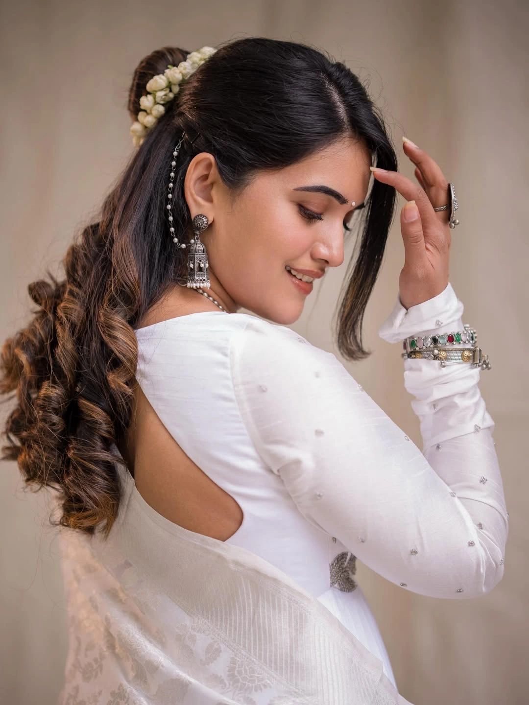 Anchor Sravanthi Chokarapu Stunning Looks in White Dress