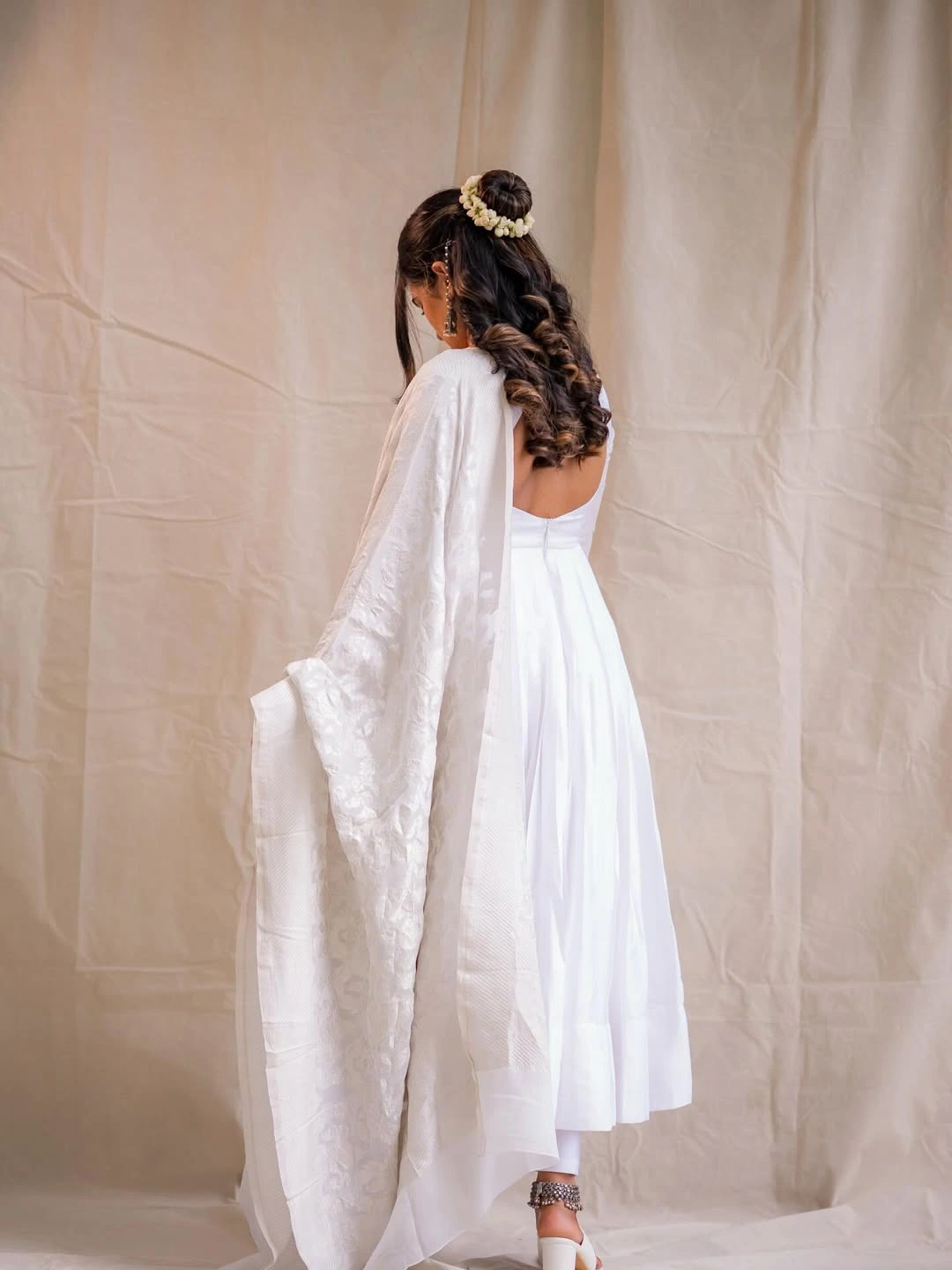 Anchor Sravanthi Chokarapu Stunning Looks in White Dress