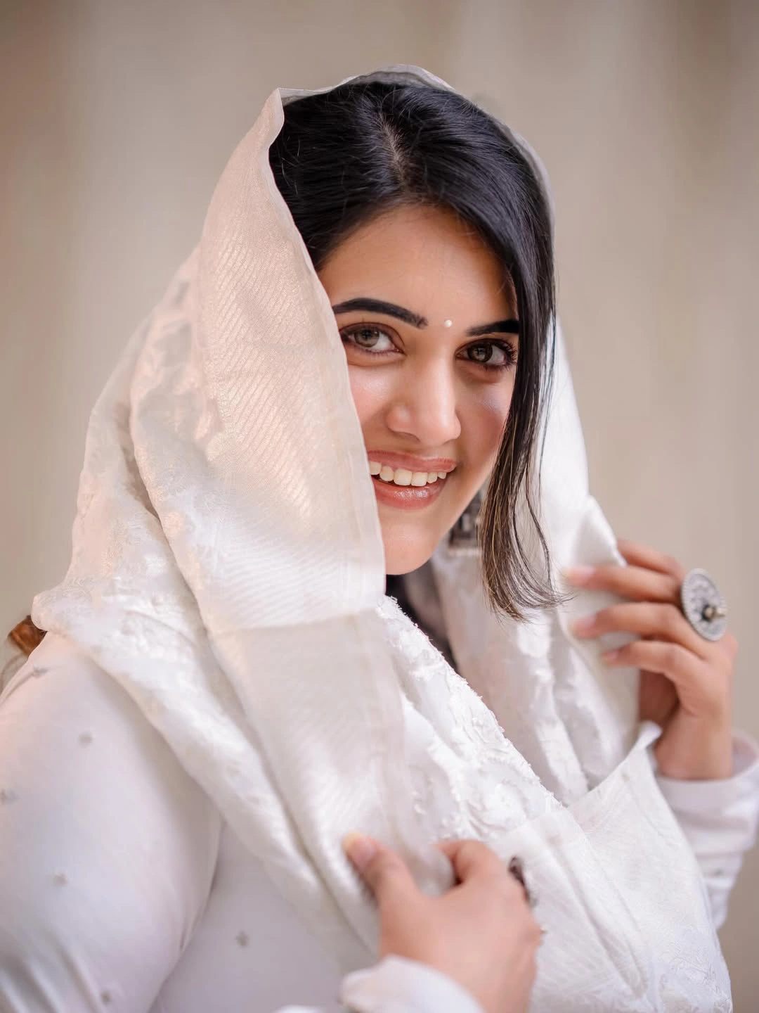 Anchor Sravanthi Chokarapu Stunning Looks in White Dress