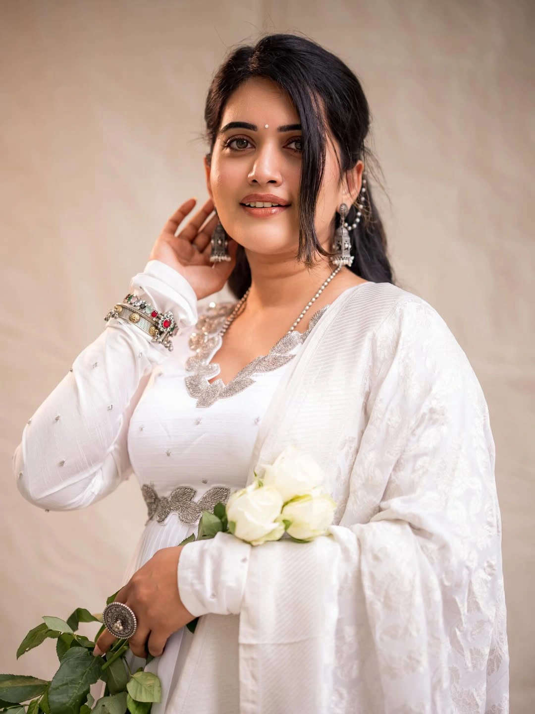 Anchor Sravanthi Chokarapu Stunning Looks in White Dress