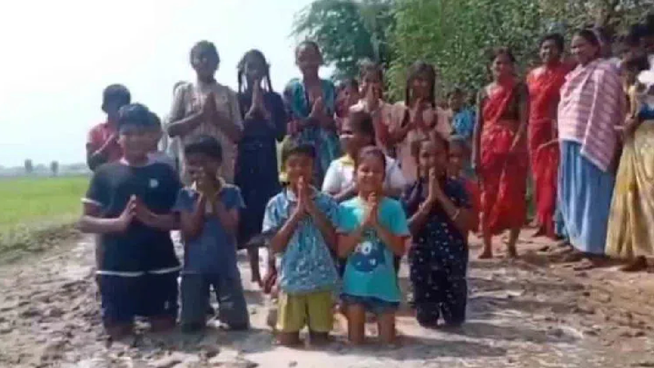 Andhra Pradesh: రోడ్లు బాగు చేయండి.. మోకాళ్లపై మోకరిల్లి.. గోడు వెళ్లబోసుకున్న విద్యార్థులు