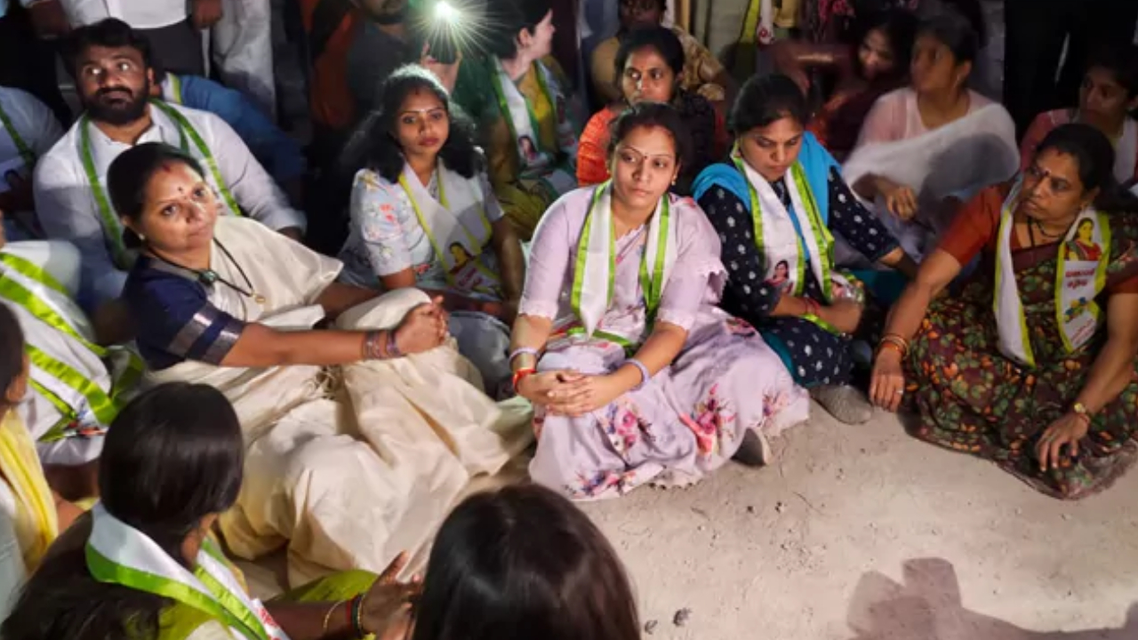 Kavitha: నార్సింగిలో కవిత ధర్నా.. అదుపులోకి తీసుకున్న పోలీసులు