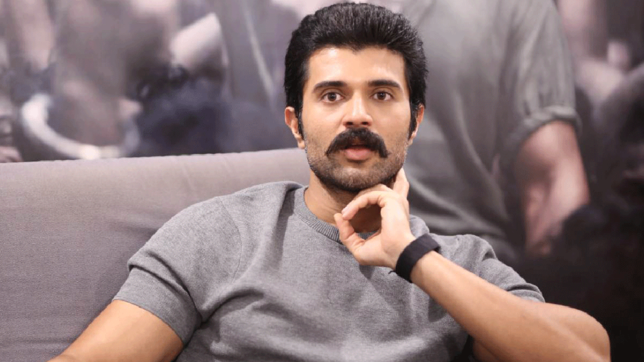 Vijay Deverakonda: రిస్క్ చేస్తున్న విజయ్ దేవరకొండ.. ఈ టైంలో ఆ డైరెక్టర్ తో అవసరమా?
