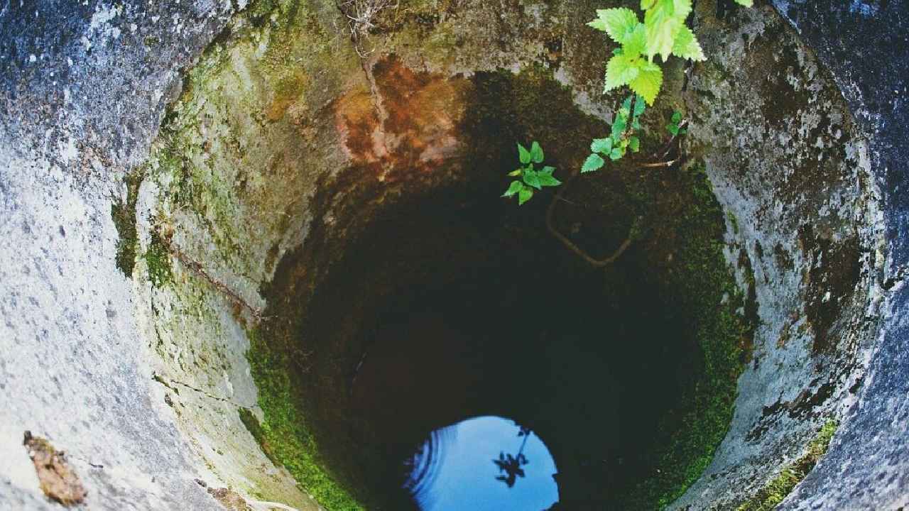 Tragedy: బోరు విషయంలో భార్య, భర్తల మధ్య గొడవ.. పిల్లలను బావిలోకి తోసేసిన తల్లి