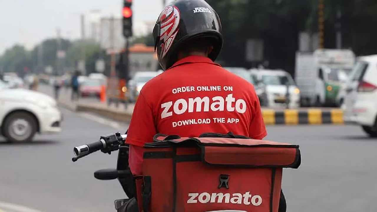 Zomato: ఆన్‌లైన్‌లో ఫుడ్ ఆర్డర్ చేసే కస్టమర్లకు బిగ్‌షాక్.. ఆ ఫీజు పెంచేసిన జొమాటో