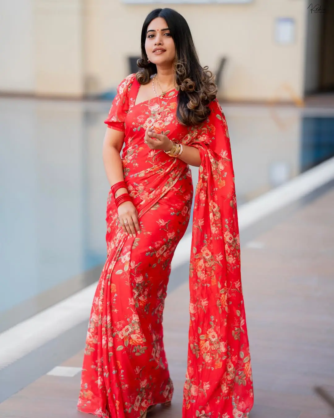 anchor sravanthi chokkarapu latest photos in red color saree