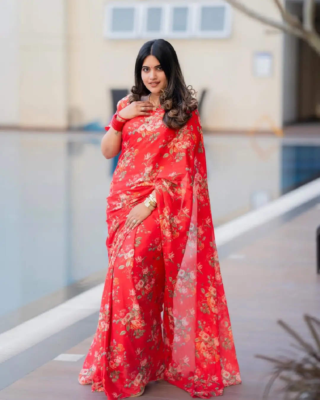 anchor sravanthi chokkarapu latest photos in red color saree