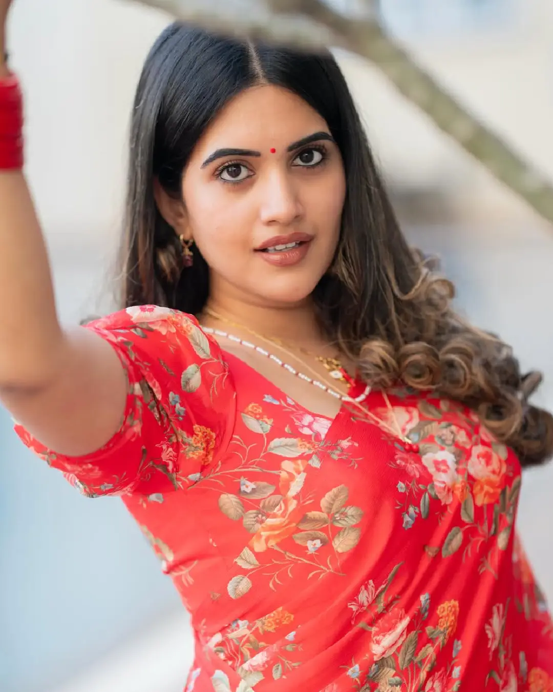 anchor sravanthi chokkarapu latest photos in red color saree