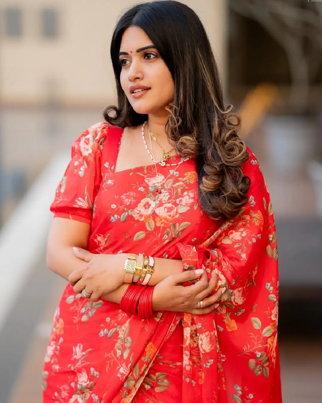 anchor sravanthi chokkarapu latest photos in red color saree