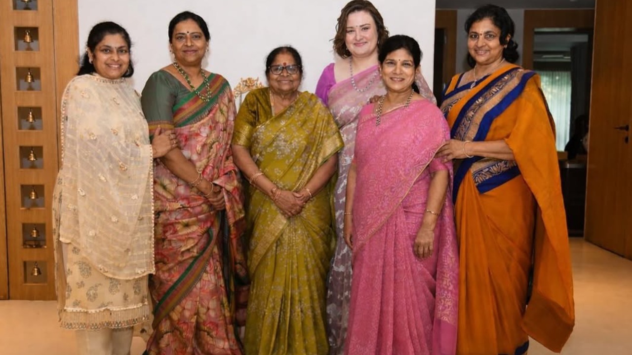 Mega Family : మెగా కోడళ్ళు, ఆడపడుచులు అంతా ఒకే చోట.. స్పెషల్ ఫోటో షేర్ చేసిన పవన్ భార్య..