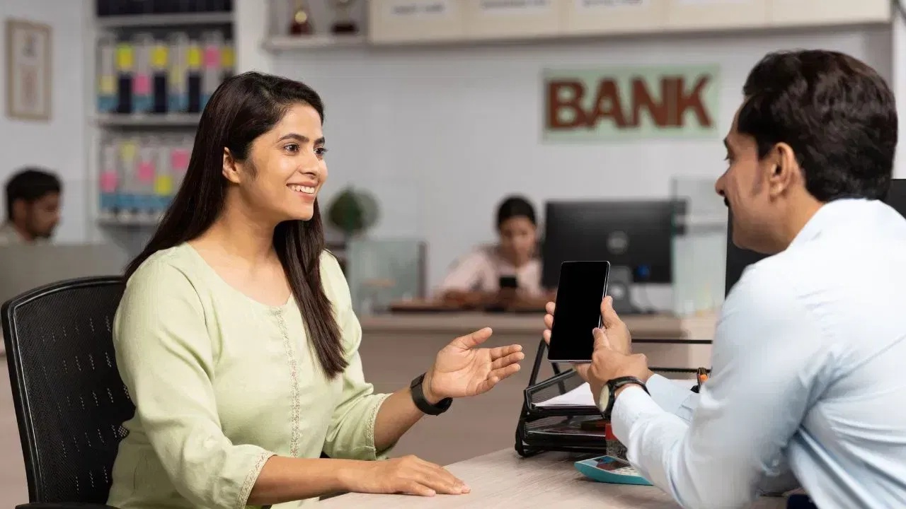 IDBI Bank Recruitment 2026 : బ్యాంకు జాబు కోసం చూసేవారికి శుభవార్త.. 1,300 ఉద్యోగాల భర్తీకి నోటిఫికేషన్.. రూ.6.5 లక్షల జీతం