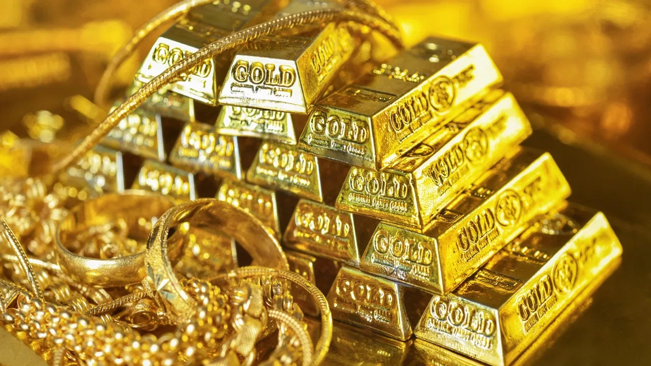 Gold Silver Price Dropped : గోల్డ్ లవర్స్ కి శుభవార్త.. ఒక్క రోజులోనే రూ. 14,897 తగ్గిన ధర.. అదే బాటలో వెండి
