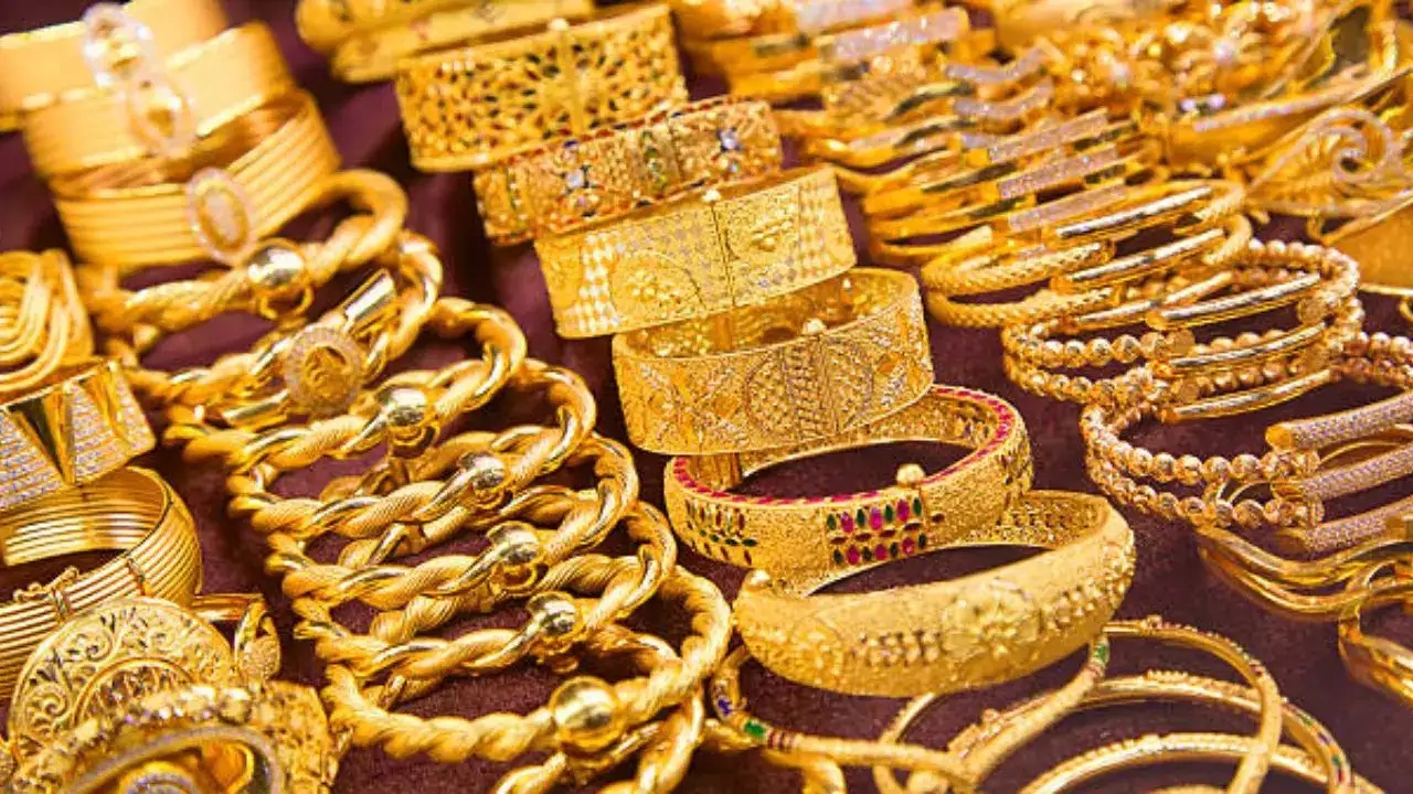 Gold Price Drops : 40 ఏళ్లలో ఇదే తొలిసారి.. రూ.29 వేలు దిగి వచ్చిన బంగారం ధర