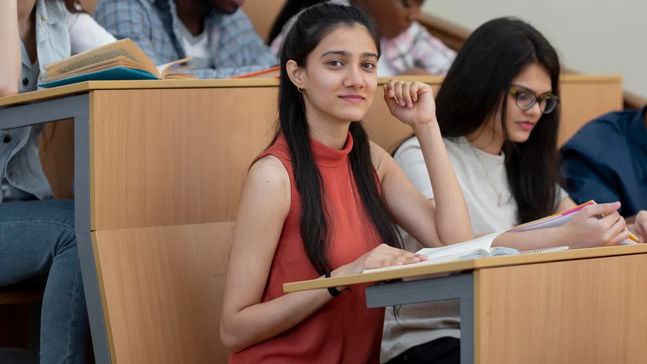 Government Jobs with Intermediate : ఈ ప్రభుత్వ ఉద్యోగాలకు డిగ్రీ అక్కర్లేదు.. ఇంటర్ పాస్ అయితే చాలు.. నెలకు రూ.50 వేల నుంచి రూ.లక్ష జీతం