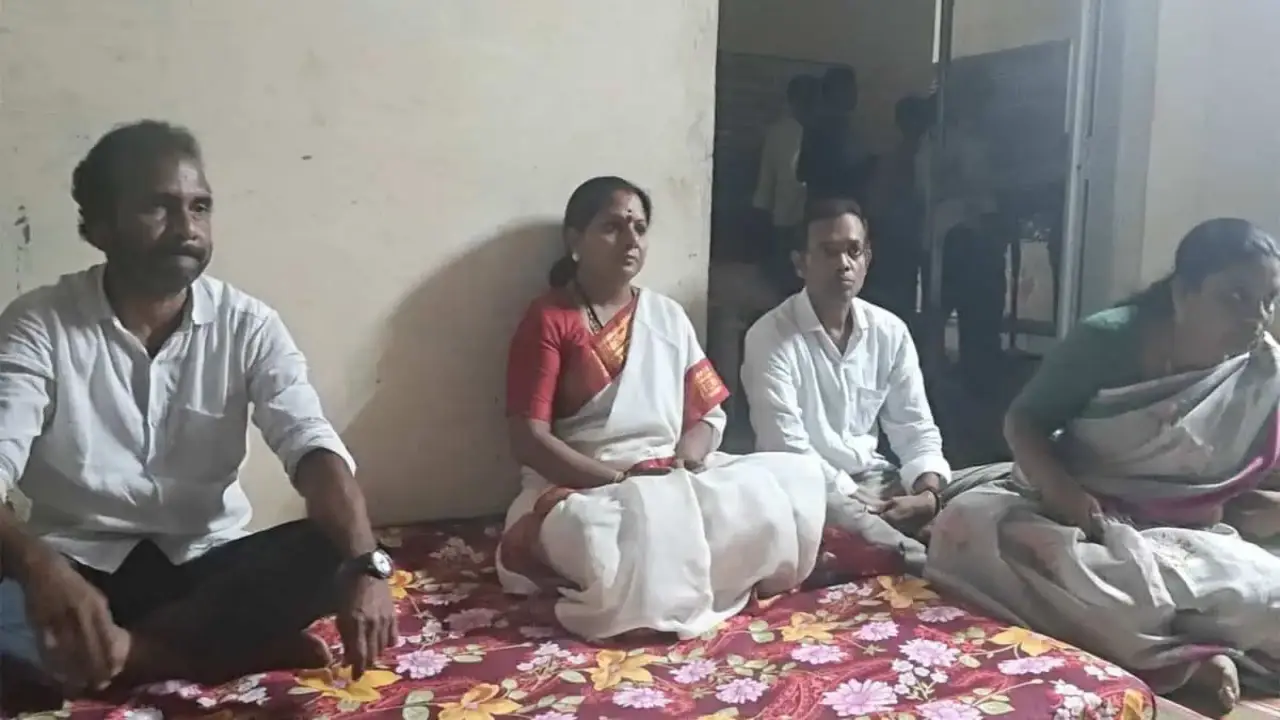 Kalvakuntla Kavitha Hunger Strike : కూల్చిన చోటే డబుల్ బెడ్రూం ఇళ్లు ఇవ్వాలి.. న్యాయం జరిగేవరకు దీక్ష కొనసాగుతుంది : కల్వకుంట్ల కవిత