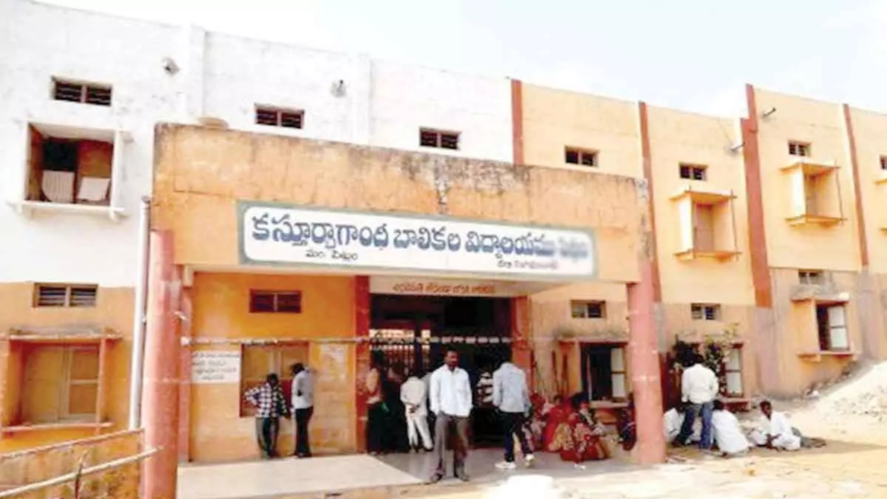 Tg KGBV 2026 : పదో తరగతి విద్యార్థినిలకు గోల్డెన్ ఛాన్స్.. KGBVల్లో ఇంటర్ విద్యాతో పాటు.. JEE, నీట్ పరీక్షలకు ఫ్రీ కోచింగ్..!