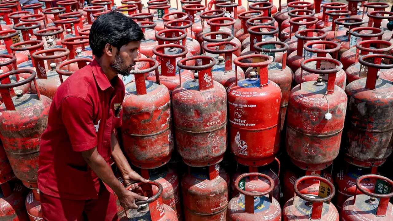 LPG Surrender : కేంద్రం సంచలనం.. వాళ్లంతా గ్యాస్ సిలిండర్స్ వెనక్కి ఇచ్చేయాలి.. ఆర్డర్స్ పాస్..