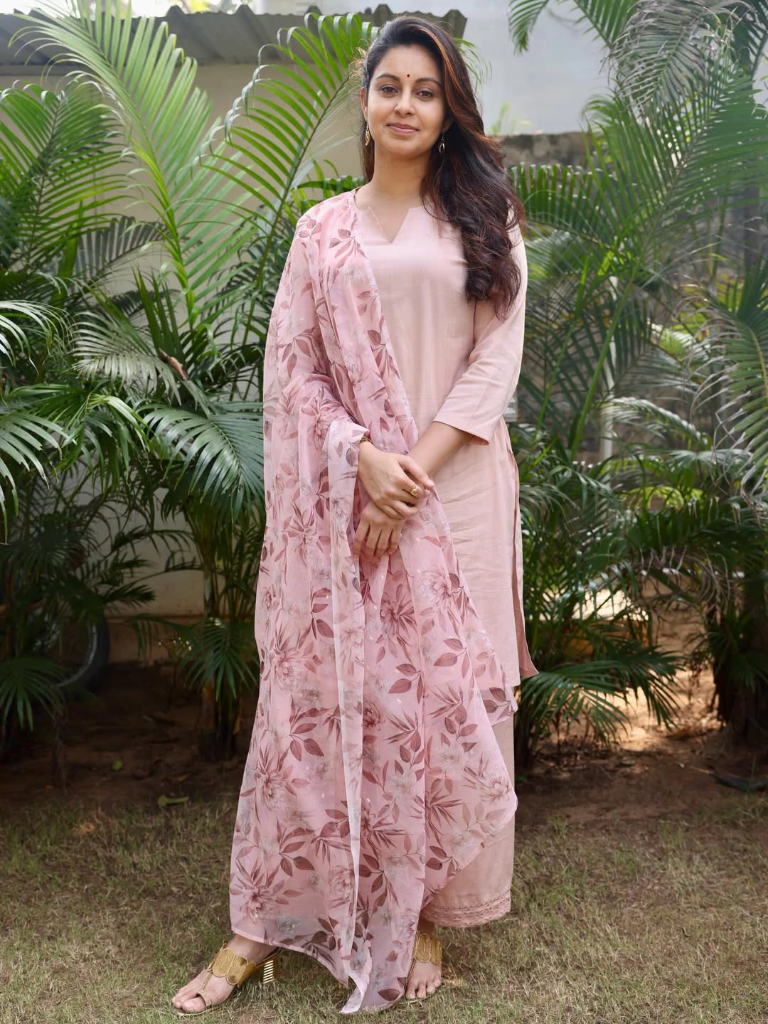 Abhinaya Shares Carmeni Selvam Working Stills