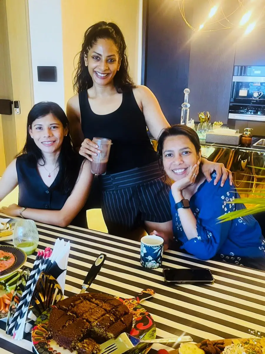 Actress Sriya Reddy school friends photos