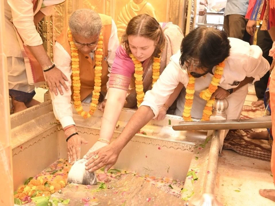 Anna Lezhneva Pawan Kalyan Perform Pooja in Varanasi