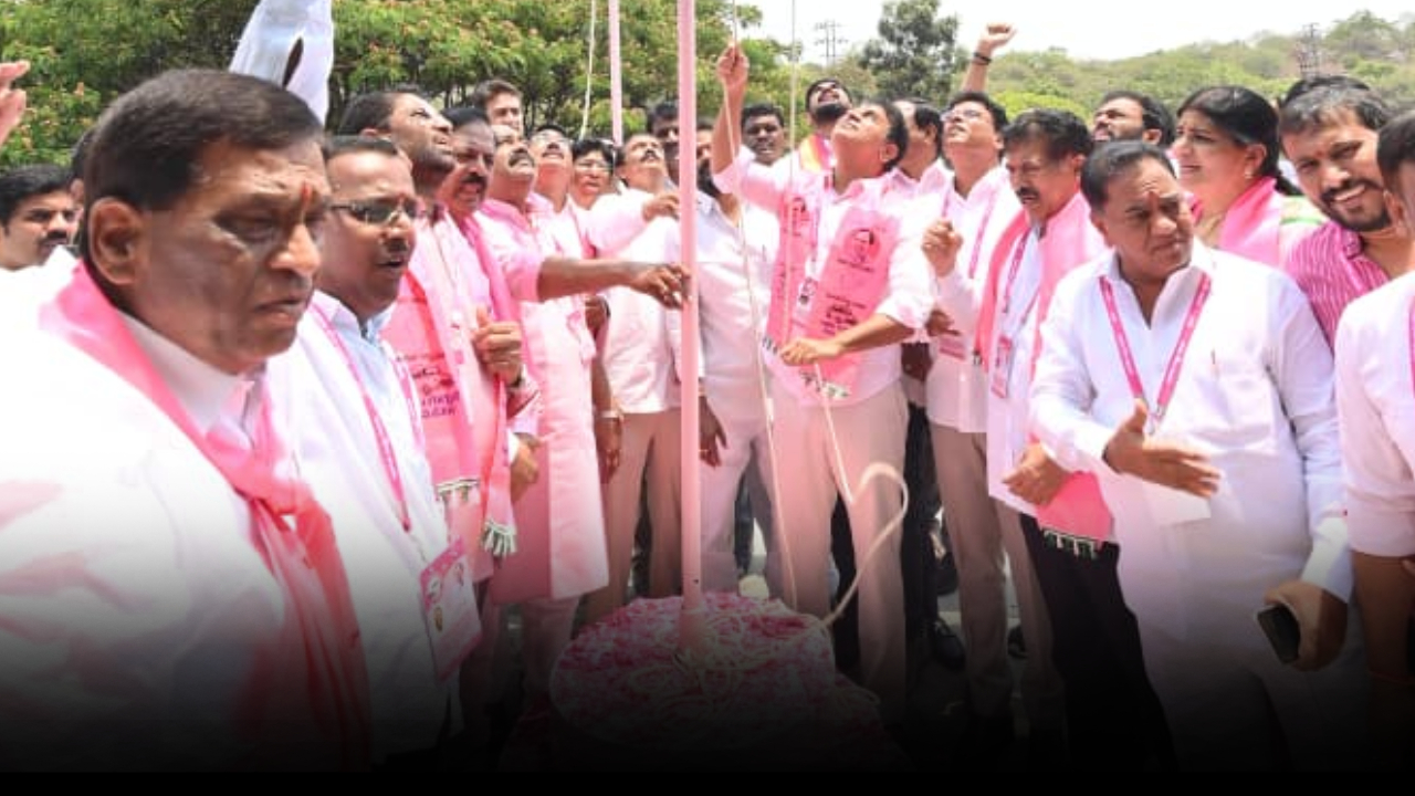 BRS Formation Day : తెలంగాణ భవన్‌లో బీఆర్ఎస్ ఆవిర్భావ వేడులు.. జెండా ఆవిష్కరించిన కేటీఆర్.. కవిత పార్టీ, ఆమె వ్యాఖ్యలపై ఏమన్నారంటే?