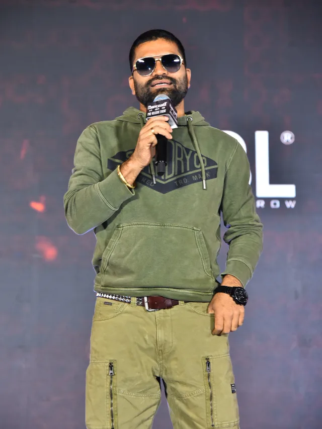 Adivi Sesh Mrunal Thakur Dacoit Pre Release Event