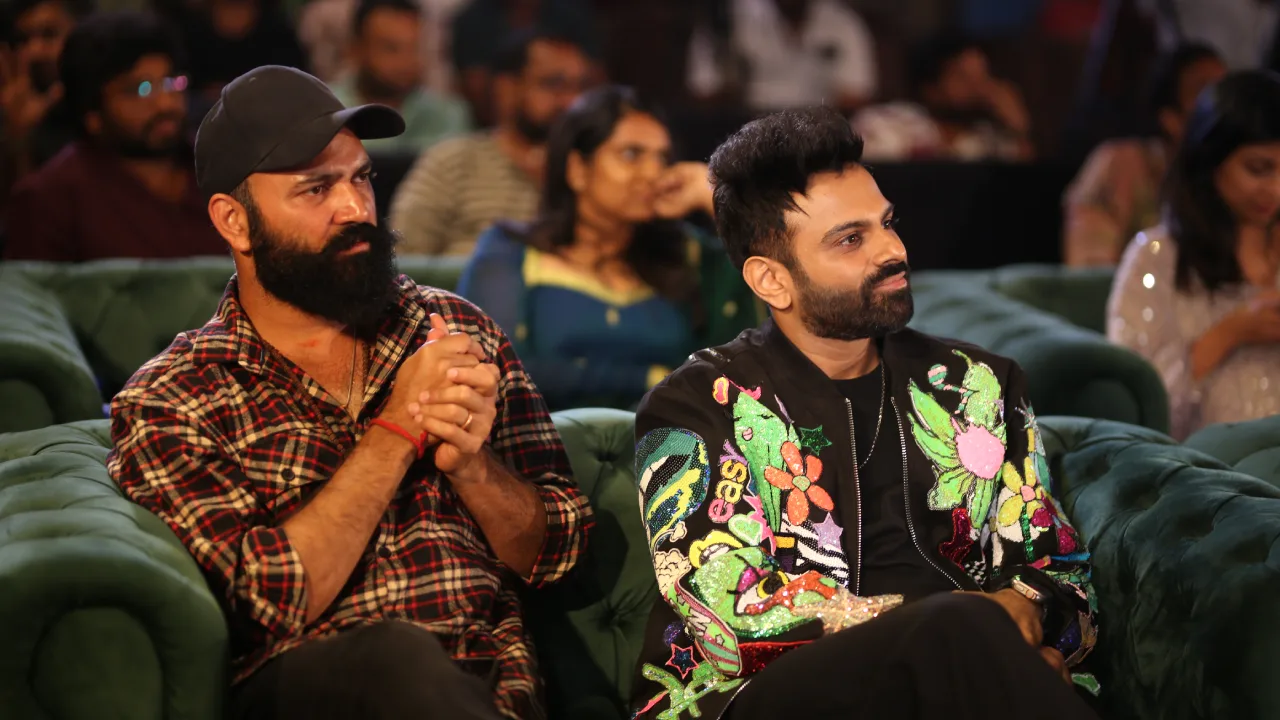 Adivi Sesh Mrunal Thakur Dacoit Pre Release Event