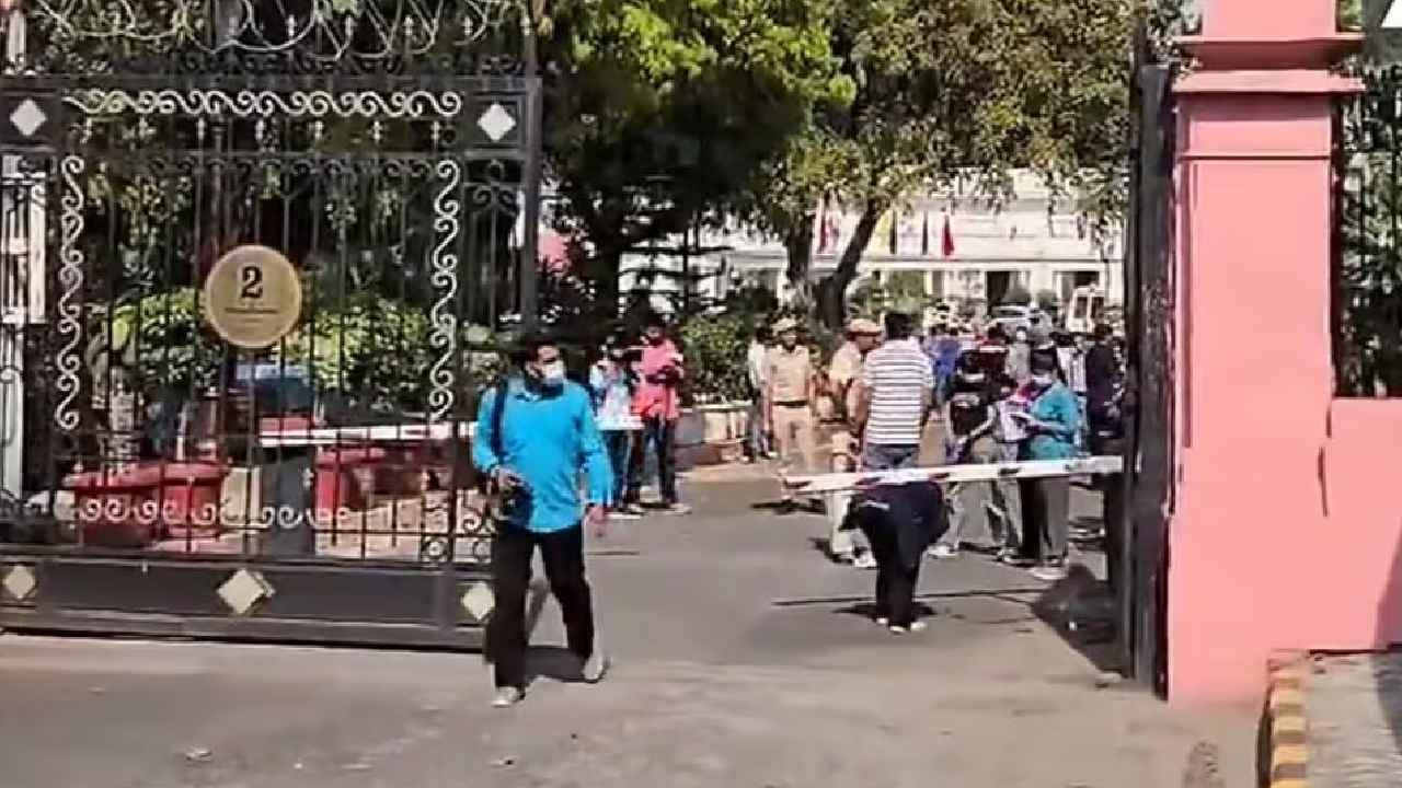 Delhi Assembly: ఢిల్లీ అసెంబ్లీ దగ్గర హైటెన్షన్.. మెయిన్ గేటును ఢీకొన్న కారు