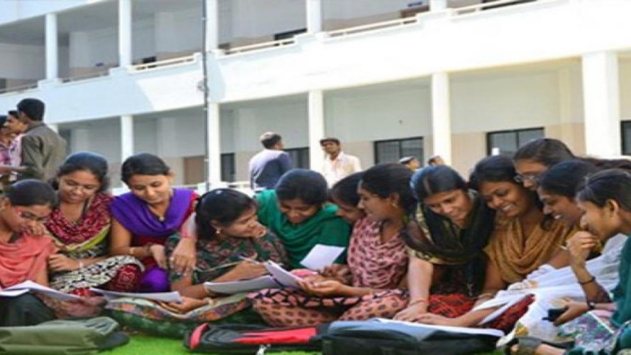 Degree Students FRS: డిగ్రీ విద్యార్థులకు అలర్ట్.. ఇక కాలేజీలో ముఖం చూపిస్తేనే.. స్కాలర్‌‌షిప్‌‌, ఫీజు రీయింబర్స్‌‌మెంట్ నిధులు