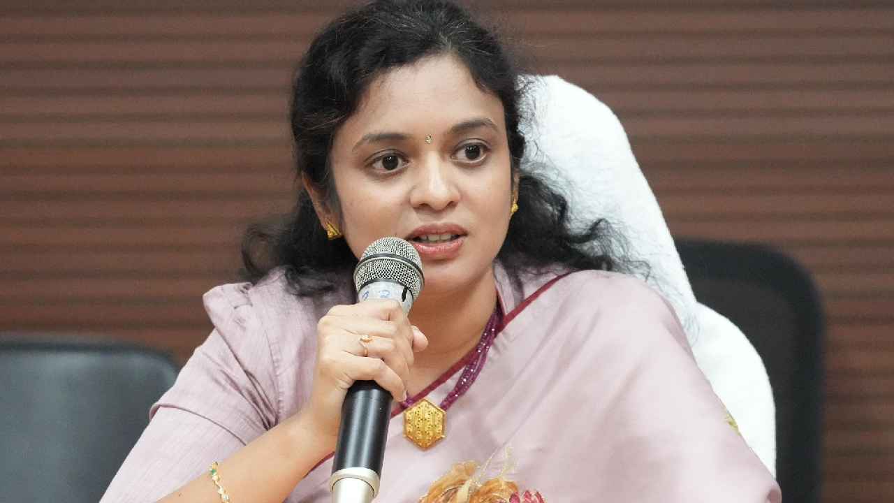 IAS Priyanka Transfer: ఐ అండ్ పీఆర్ కమిషనర్ ప్రియాంక ట్రాన్స్‌ఫర్‌.. అసలేం జరిగింది? ఆ మూడు అంశాలే బదిలీకి కారణమా?