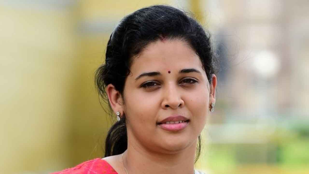 IAS Rohini Sindhuri: కర్నాటకలో హడలెత్తిస్తున్న తెలంగాణకు చెందిన మహిళా ఐఏఎస్.. ఎవరీ రోహిణి సింధూరి? ఎందుకు కాంట్రవర్సీగా మారుతున్నారు?