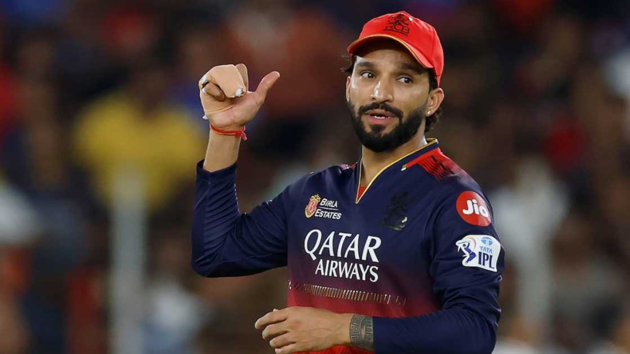 Rajat Patidar : కోహ్లీ, భువీ కానే కాదు.. నేను ఒత్తిడిలో ఉంటే ఆ ఒక్క‌డి  వైపే చూస్తా.. అతడంటే నాకు అంత న‌మ్మ‌కం :  ఆర్‌సీబీ కెప్టెన్ ర‌జ‌త్ పాటిదార్ హాట్ కామెంట్స్‌..