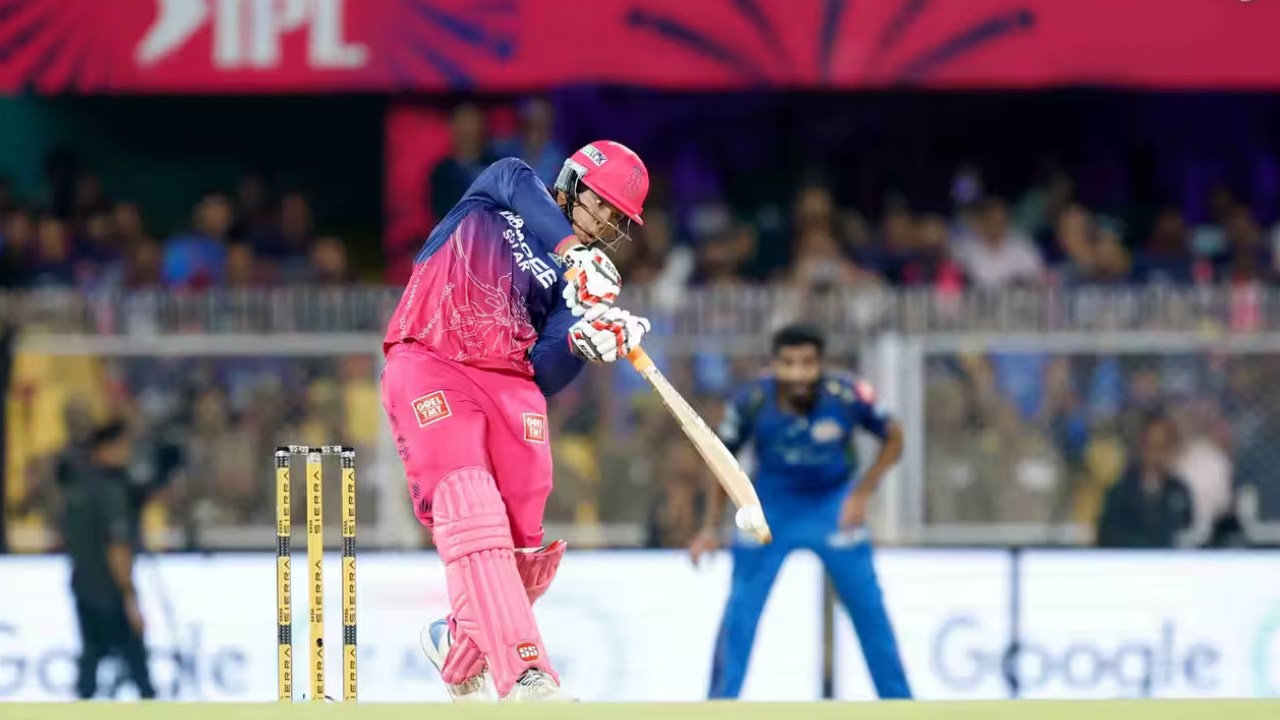 RR vs MI : బుమ్రా బౌలింగ్‌ను చిత‌క్కొట్టిన బుడ్డోడు.. తొలి బంతికే సిక్స్‌.. పేస్ గుర్రం రియాక్ష‌న్ వైర‌ల్‌