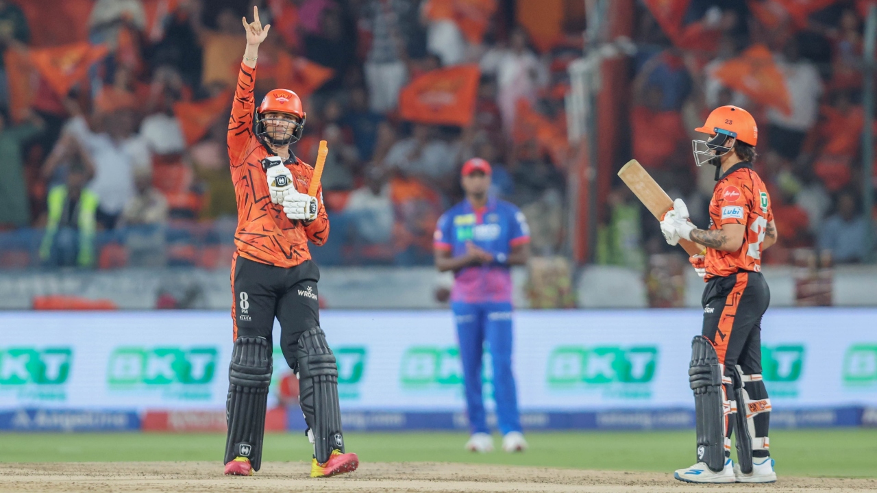 SRH vs DC : శ‌త‌కంతో చెల‌రేగిన అభిషేక్ శ‌ర్మ‌.. ఢిల్లీ ముందు భారీ ల‌క్ష్యం