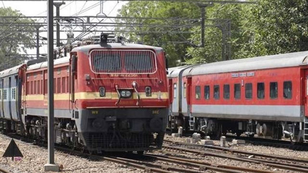 Special Trains : రైల్వే ప్రయాణికులకు బిగ్ రిలీఫ్.. హైదరాబాద్ నుంచి సమ్మర్ స్పెషల్ ట్రైన్లు.. తేదీలు, టైమింగ్స్ ఇవే..