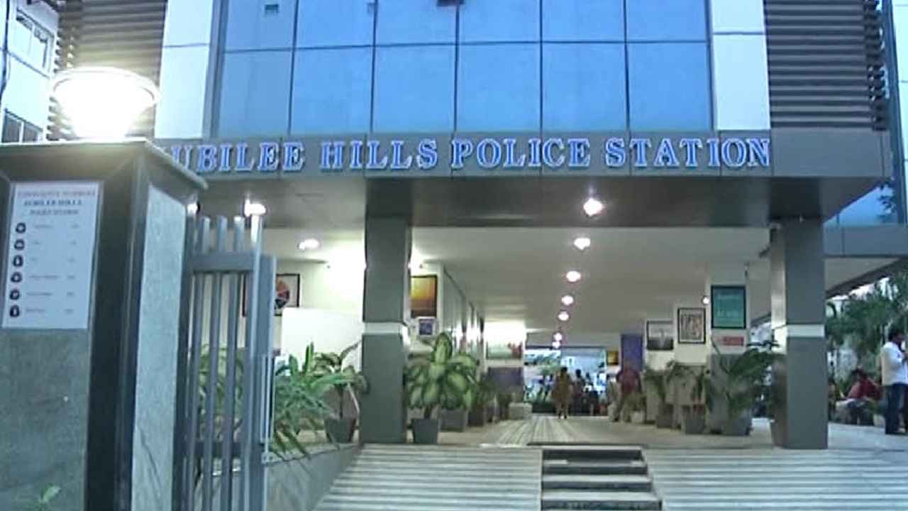 Hijra Trap: కోరిక తీరుస్తానంటూ ట్రాప్ చేసిన హిజ్రా.. రూమ్ కి తీసుకెళ్లి..