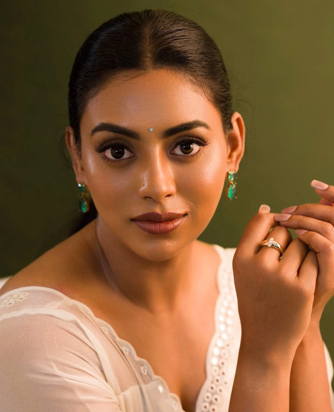 Kamakshi Bhaskarla Stunning Looks in White Saree